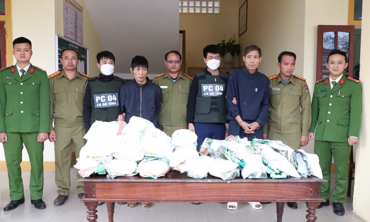 Bắt giữ 2 người đàn ông giấu 31 kg ma túy trong bụi cây để vận chuyển