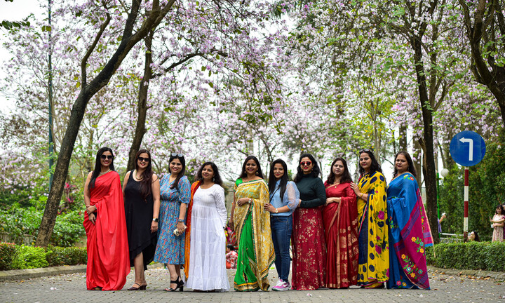 Du khách nước ngoài rủ nhau check-in con đường hoa ban đặc biệt ở Hà Nội