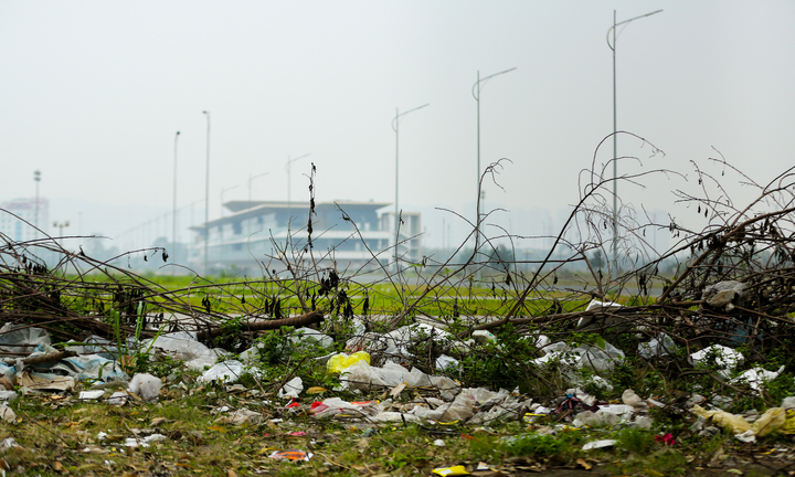 Rác thải bủa vây, khói ám chết cả cây trên đường đua F1 