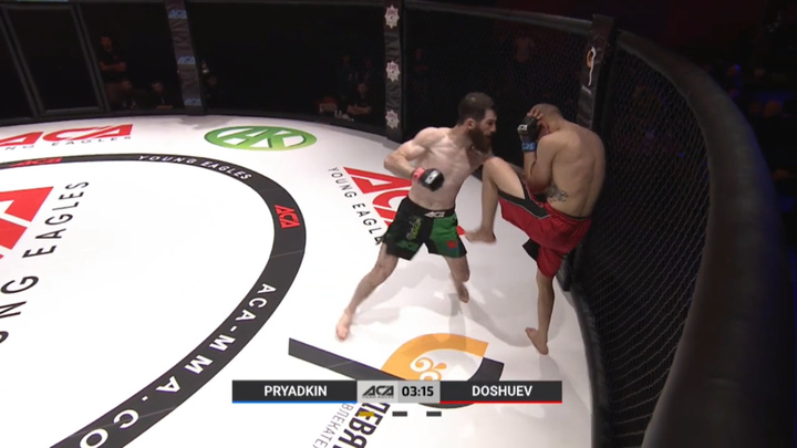 Võ sĩ tung liên tiếp 4 cú đấm cực mạnh hạ knock-out đối thủ