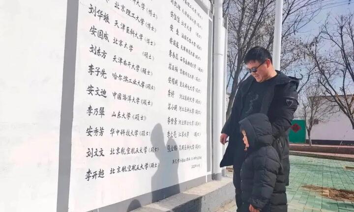 Ngôi làng chưa đến 2.000 người nhưng có 8 tiến sĩ và 20 thạc sĩ