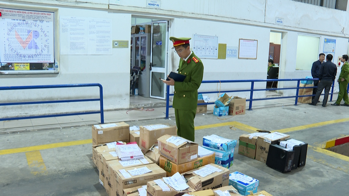 Vì sao công an khám xét khẩn cấp 2 trung tâm đăng kiểm ở Hà Nội?