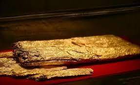 Đào được thếp vàng cổ nặng 5,5 kg, sự lạ xảy ra sau đó khiến nhiều người lo sợ