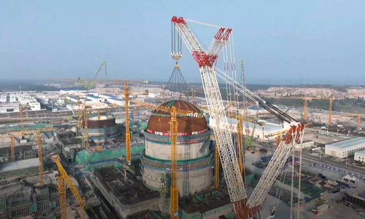 Lắp đặt mái vòm hơn 300 tấn tại nhà máy điện hạt nhân Trung Quốc