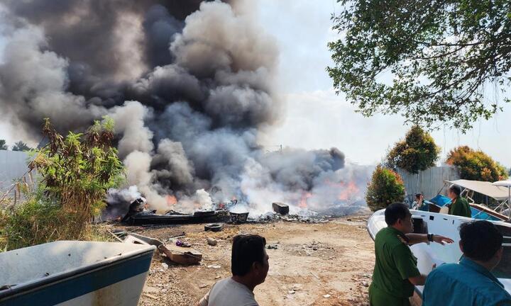 Cháy lớn tại xưởng sửa chữa ca nô, du thuyền ở TP.HCM