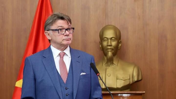 HLV Troussier: 'Việt Nam dự World Cup không phải là giấc mơ viển vông'
