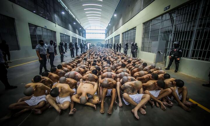 Hình ảnh từ siêu nhà tù lớn nhất châu Mỹ khiến cả thế giới chú ý