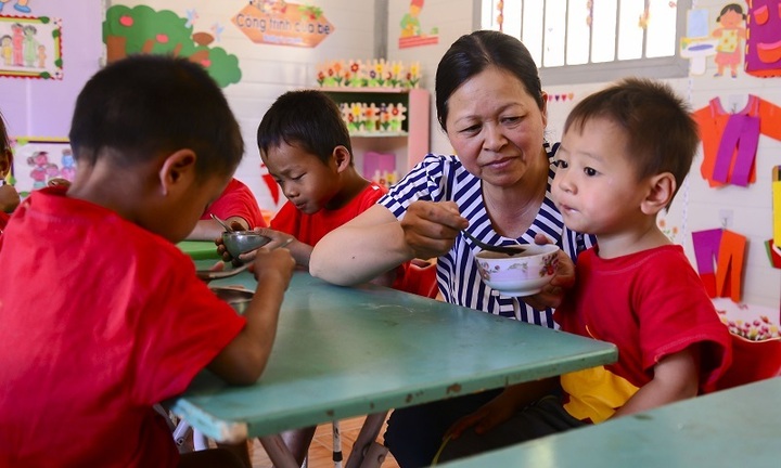 Kiến nghị hỗ trợ ăn trưa cho trẻ mầm non, Bộ trưởng GD&ĐT nói gì?