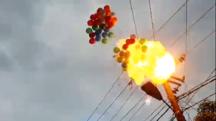 Va chạm vào đường dây điện, bong bóng bay phát nổ 