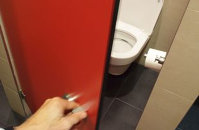 Nhân viên dọn vệ sinh đổi đời vì tìm được 1,4 tỷ bỏ quên trong toilet