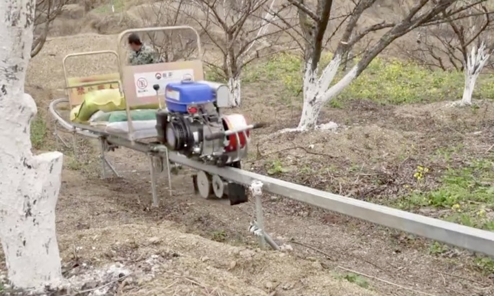 Nông dân chế đường ray chở phân bón lên đỉnh núi ở Trung Quốc 