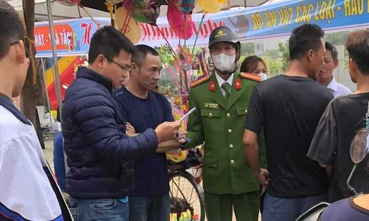 Hà Nội: Mâu thuẫn tại hội làng, người đàn ông bị đâm chết