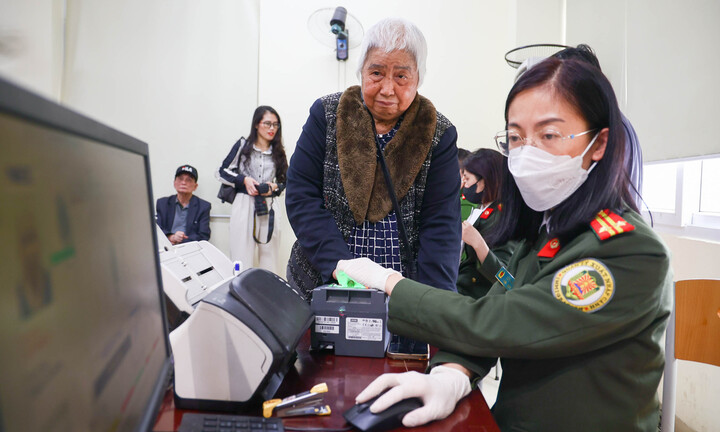 Công an Hà Nội căng mình hỗ trợ người dân làm hộ chiếu gắn chip điện tử