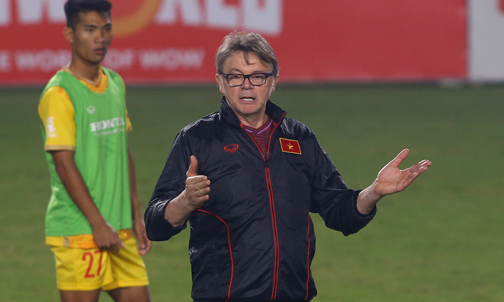 HLV Troussier lý giải quy định khắt khe trong buổi tập của U23 Việt Nam