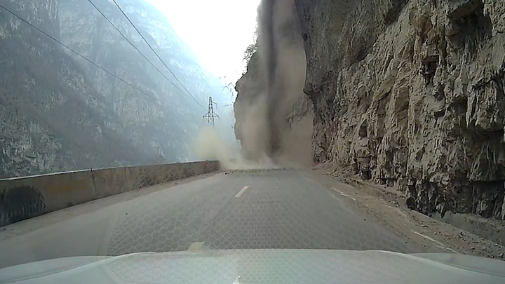 Đất đá rơi như thác đổ, tài xế lùi xe thoát thân