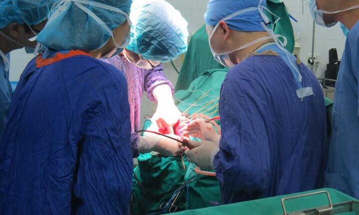 Bệnh viện Hữu nghị Việt Đức hạn chế mổ phiên: Bệnh nhân lo lắng, bác sĩ buồn