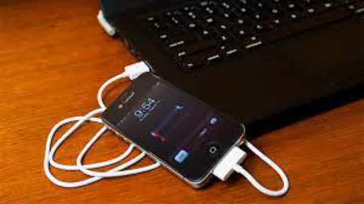 Có nên sạc pin điện thoại bằng máy tính?