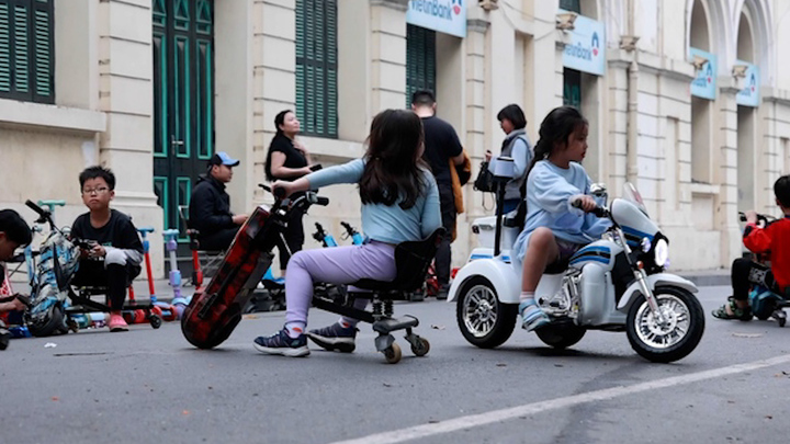 Hiểm họa xe điện trẻ em tốc độ cao hoá 'xe điên' ở Hà Nội
