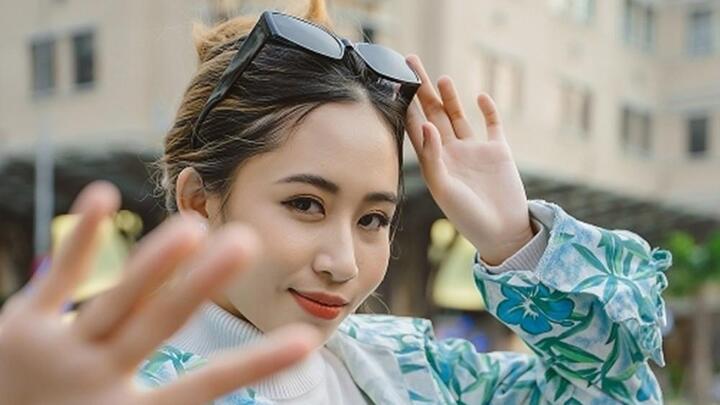 Cô bé hát 'chầu văn' bất ngờ lột xác bằng MV solo đầu tay ‘Trong đêm tối’