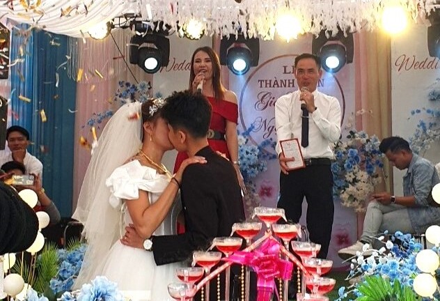 Đám cưới đồng tính nữ đầu tiên ở Nghệ An gây xôn xao