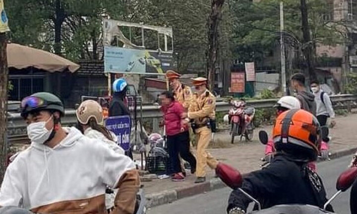 Vờ mượn điện thoại gọi người thân rồi cướp chạy trên phố Hà Nội