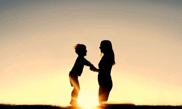 Con trai dồn tiền tiết kiệm mua quà tặng mẹ, phản ứng của người mẹ gây tranh cãi