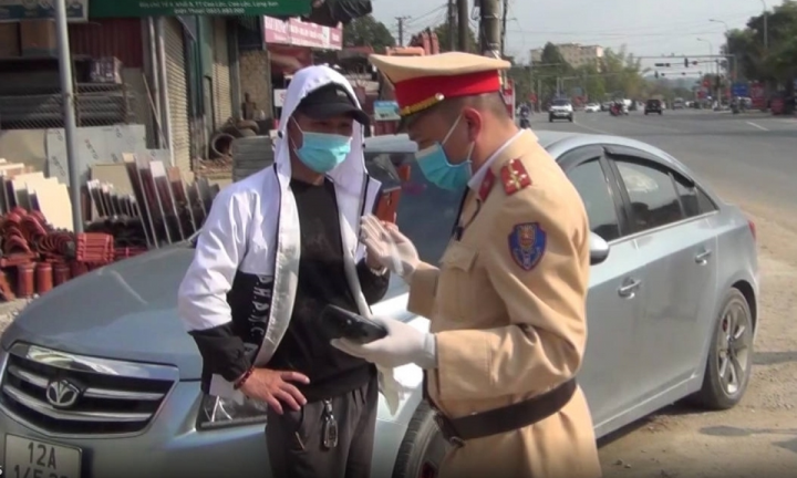 Bị CSGT xử lý vi phạm, người dân có được quay video, livestream?