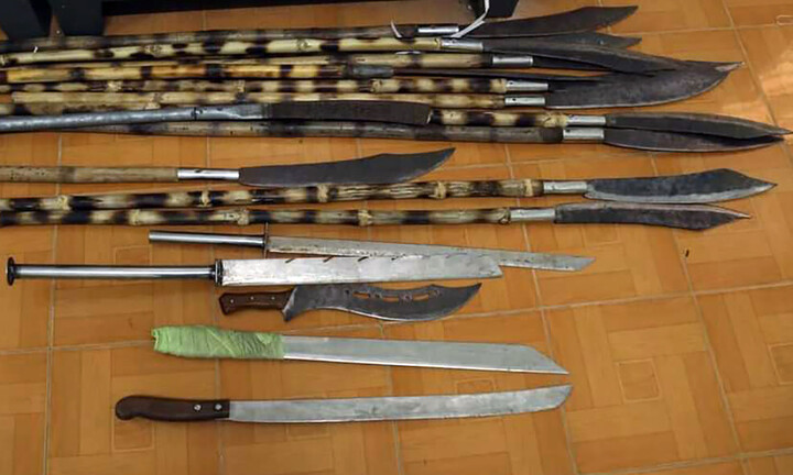 Tạm giữ nhóm thanh thiếu niên dùng hung khí định tấn công cảnh sát