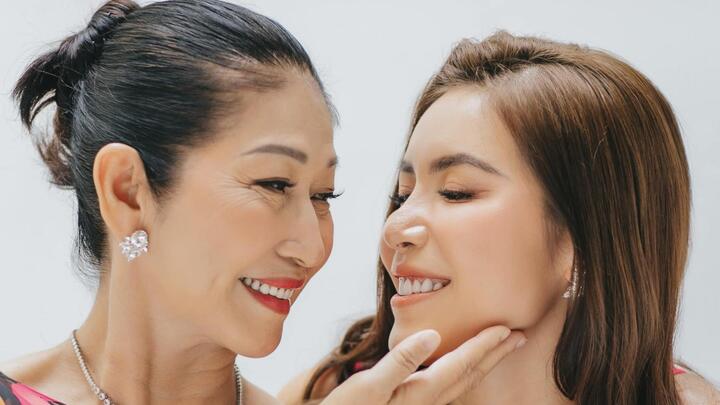 Mẹ ruột Minh Tú thần thái không kém cạnh khi chụp ảnh cùng con gái siêu mẫu