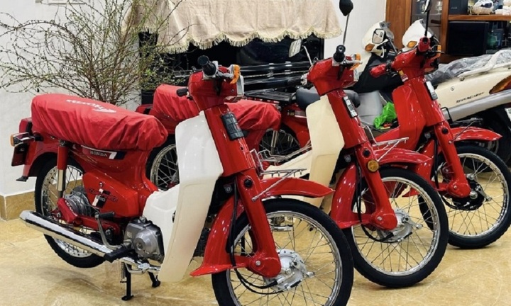 Xe máy 'cổ lỗ sĩ' cất kho, giá vẫn rao cả trăm triệu đồng