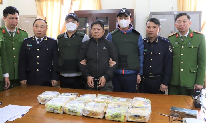 Giấu 11 kg ma túy dưới ghế taxi, người đàn ông bị bắt