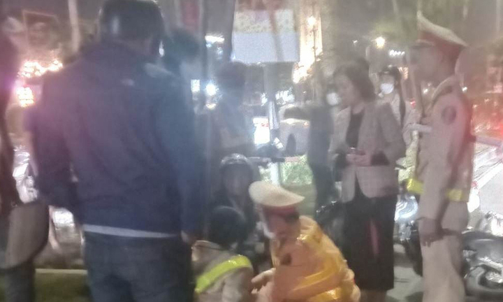 Tông ngã CSGT, 'ma men' bỏ lại xe máy rồi tháo chạy