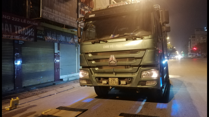 Lái xe quá tải xin TTGT bất thành, chây ì gần 4 tiếng ở trạm cân lưu động Hà Nội