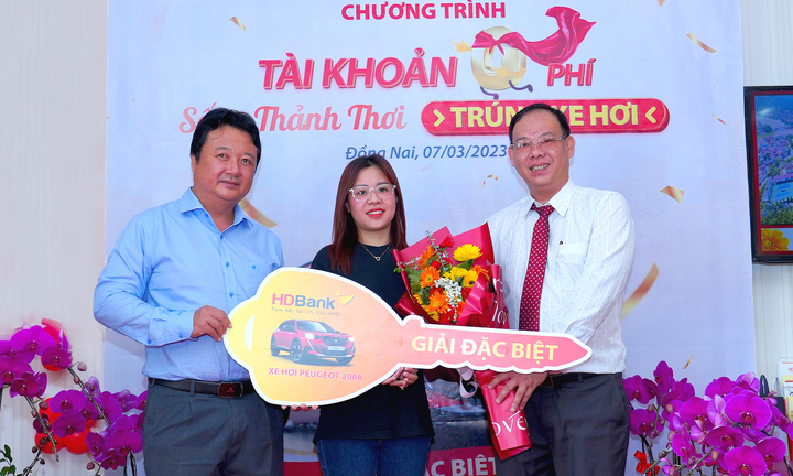 Khách hàng HDBank ở Đồng Nai trúng xe hơi Peugeot