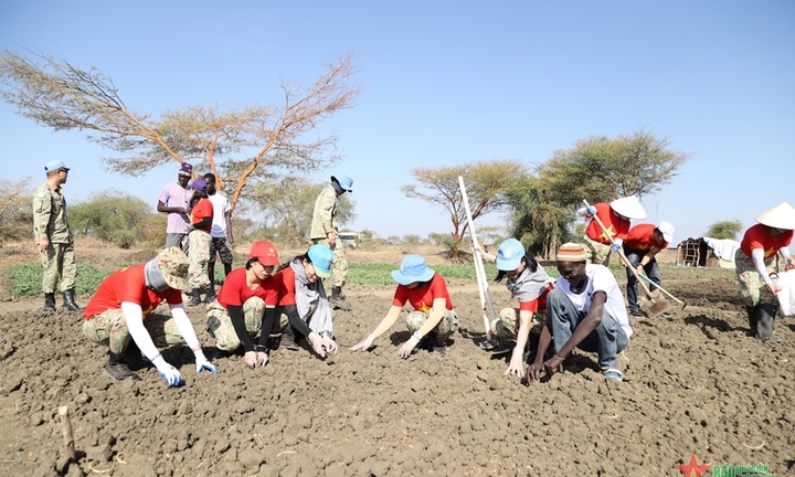 Món quà 8/3 của nữ quân nhân Việt Nam trên mảnh đất Abyei 