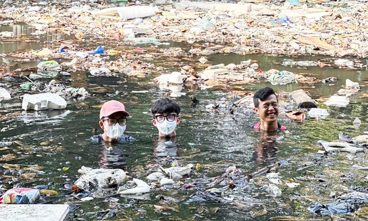 Những 'chiến binh' ngâm mình trong nước đen ngòm để lột xác kênh rạch ở TP.HCM