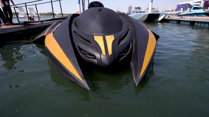 Cận cảnh tàu ngầm điện cỡ nhỏ ở UAE