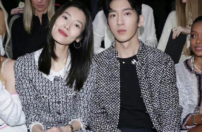 Siêu mẫu châu Á đầu tiên trình diễn cho Victoria's Secret công khai tình cảm