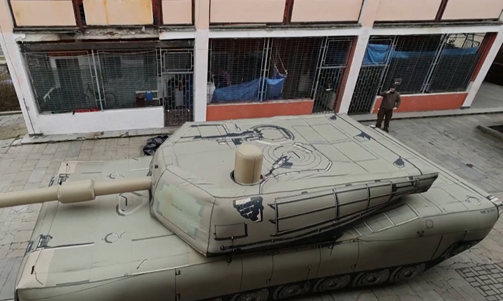 Xe tăng, pháo HIMARS bơm hơi đắt khách giữa xung đột Nga-Ukraine