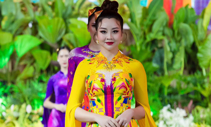 Bộ sưu tập dát vàng gây ấn tượng tại Lễ hội áo dài TP.HCM