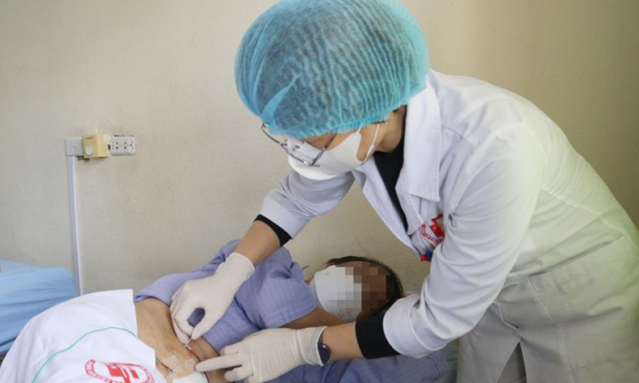 Nhiều trẻ nguy kịch vì tự uống nước rửa bồn cầu, dầu gội đầu