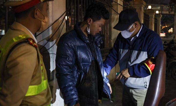 Bắt giữ nam thanh niên ship bóng cười cho khách ở Hà Nội