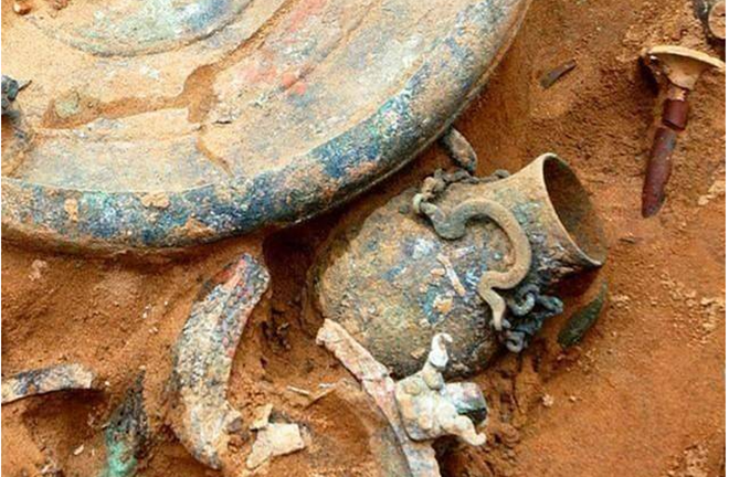 Đào giếng thấy hai 'cái nồi' chứa vật lạ, chuyên gia định giá hơn 10.000 tỷ đồng