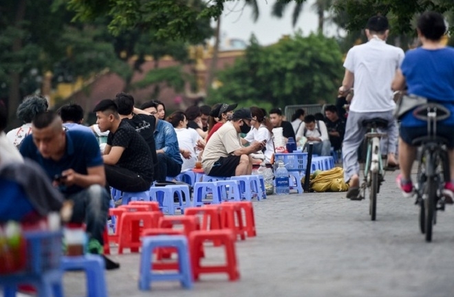 Giành lại vỉa hè ở Hà Nội: Sẽ khảo sát, đưa các quán trà đá vào trong ngõ