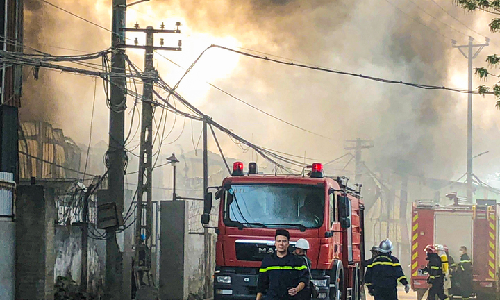 Cháy xưởng sản xuất xốp tại Hà Nội