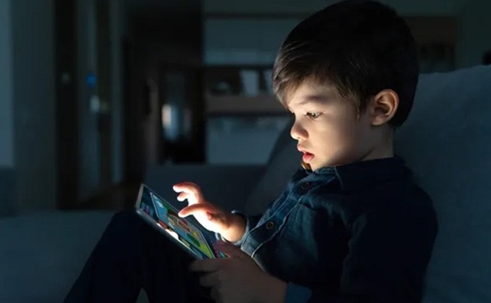 Thức khuya nghịch điện thoại, cậu bé khóc thét khi bố làm điều này 