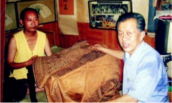 Người đàn ông mua chăn cũ hơn 300 triệu, vừa bán trao tay giá lên 400 tỷ đồng