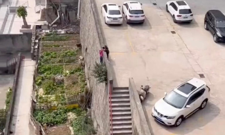 Dũng cảm cứu bạn, hai bé trai tiểu học nhận triệu lời khen ngợi 