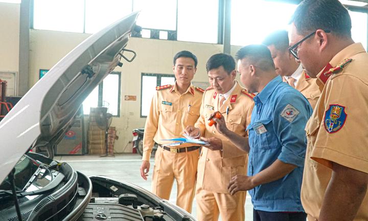 Ngày đầu 30 chiến sỹ CSGT chi viện cho hoạt động đăng kiểm ở Hà Nội