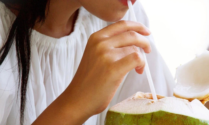 Những thời điểm không nên uống nước dừa